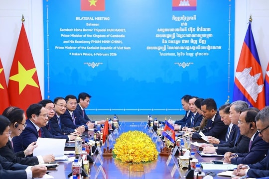 Vietnamese, Cambodian PMs discuss ways to further promote bilateral ties