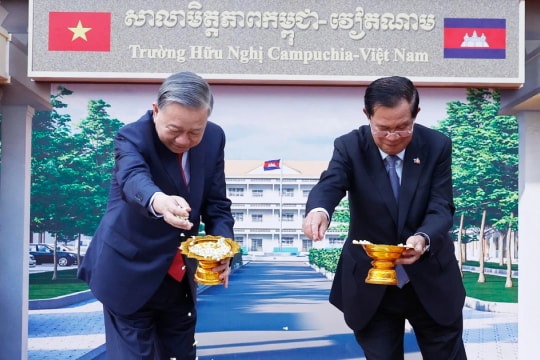 Party leader attends ground-breaking ceremony for Cambodia-Vietnam Friendship School in Phnom Penh