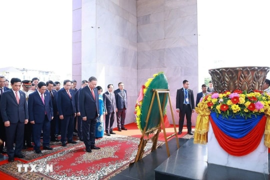 Vietnamese Party leader lays wreaths at several monuments in Phnom Penh