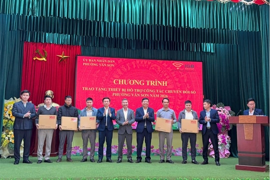 IGB Group trao tặng thiết bị và tập huấn chuyển đổi số tại phường Vân Sơn