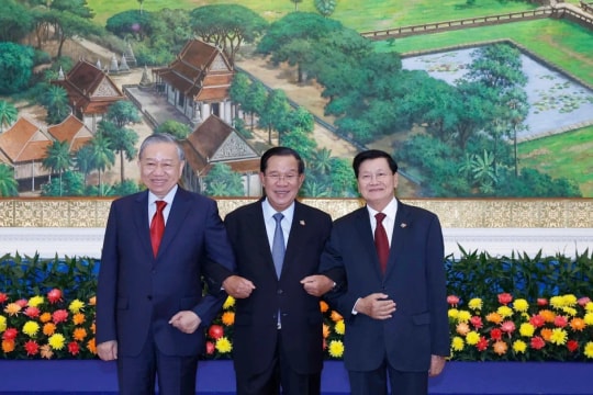 Party chiefs of Vietnam, Laos, Cambodia meet in Phnom Penh