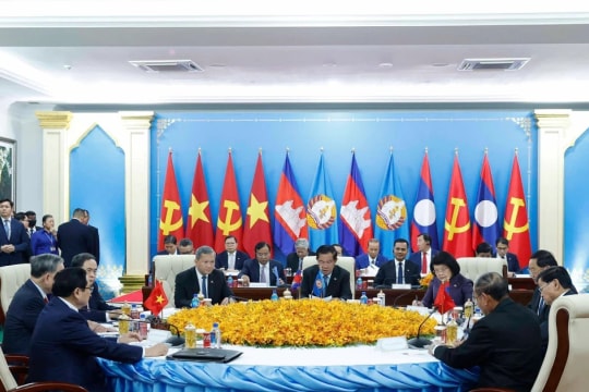 CPV Central Committee’s Politburo holds meeting with CPP Central Committee’s Standing Board
