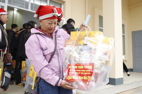 Bí thư Tỉnh ủy Thái Nguyên Trịnh Xuân Trường tặng quà tết hộ nghèo xã Ngũ Chỉ Sơn, tỉnh Lào Cai