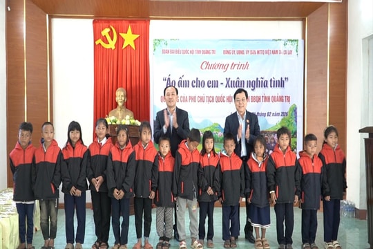 Áo ấm nghĩa tình đến với trẻ em vùng biên Quảng Trị