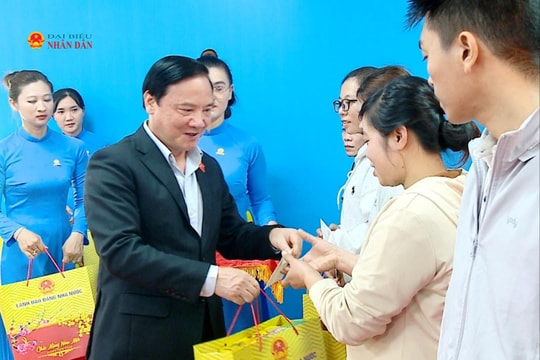 Phó Chủ tịch Quốc hội Nguyễn Khắc Định tặng quà Tết cho người lao động khó khăn tại Khánh Hòa