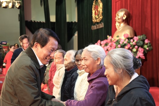 Bộ trưởng Lương Tam Quang tặng quà Tết cho các hộ nghèo, người lao động tỉnh Hưng Yên