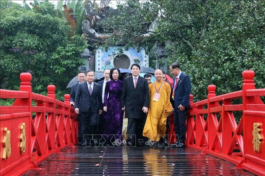 Chủ tịch nước Lương Cường cùng đại biểu kiều bào dâng hương tại Tượng đài Lý Thái Tổ và đền Ngọc Sơn