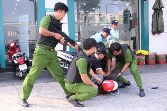 Công an An Giang diễn tập tình huống cướp tài sản tại ngân hàng