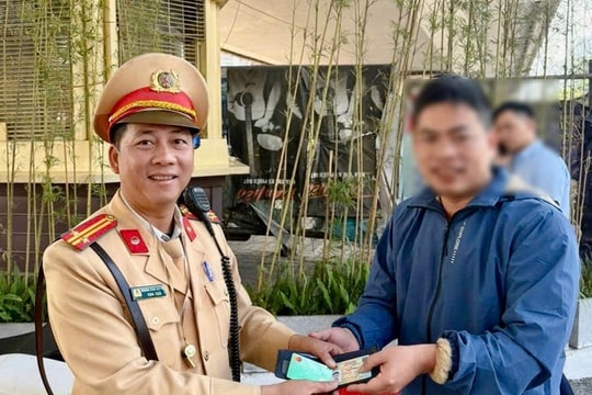 Hà Nội: Người dân xúc động nhận lại tài sản thất lạc từ CSGT