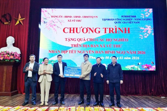 Phó Chủ tịch Quốc hội Nguyễn Khắc Định dự chương trình trao quà Tết tặng hộ nghèo tại xã Vũ Thư, Hưng Yên