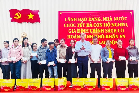 Phó Chủ tịch Quốc hội, Thượng tướng Trần Quang Phương trao quà Tết tại phường Đức Phổ, Quảng Ngãi