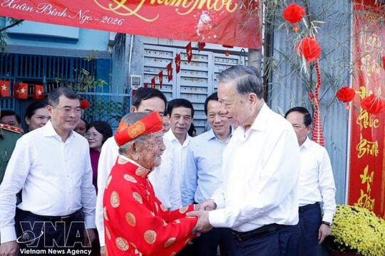 Party leader pays pre-Tet visit to researcher Nguyen Dinh Tu