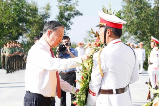 Party General Secretary offers incense in Tay Ninh, Ho Chi Minh City