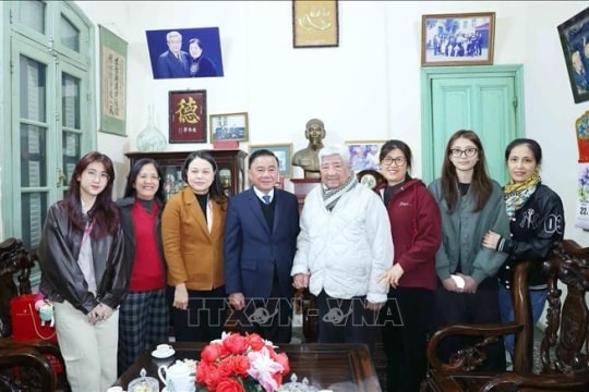 Permanent member of Secretariat visits former Paty, State leaders on Tet occasion
