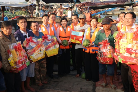 Lãnh đạo thành phố Cần Thơ thăm, tặng quà tiểu thương chợ nổi Cái Răng dịp Tết Nguyên đán