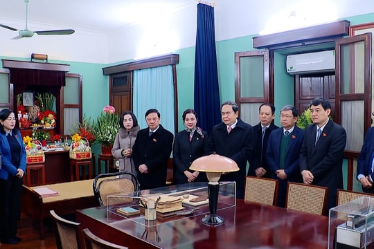 Chủ tịch Quốc hội Trần Thanh Mẫn dâng hương tưởng nhớ Chủ tịch Hồ Chí Minh tại Nhà 67