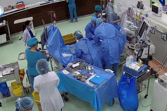 Cứu sống bé trai 7 tuổi đột ngột ngưng tim hơn 20 phút