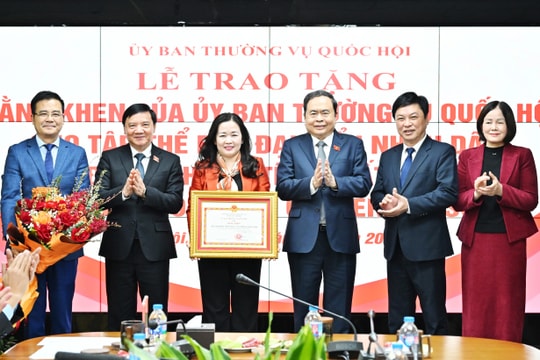Chủ tịch Quốc hội Trần Thanh Mẫn trao Bằng khen tặng Báo Đại biểu Nhân dân đạt thành tích xuất sắc về chuyển đổi số