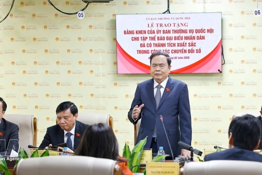 NA Chairman presents certificate of merit to "Dai bieu Nhan dan" Newspaper