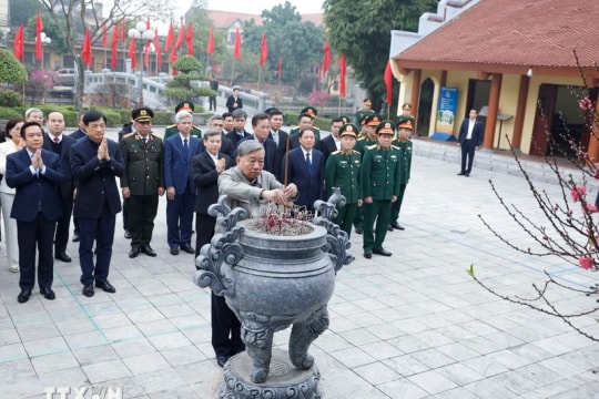 Party leader pays tribute to late revolutionaries