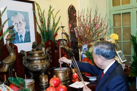Party General Secretary pays tribute to late leaders ahead of Tet
