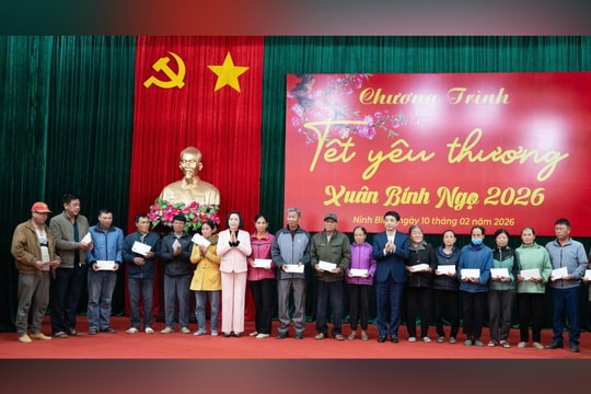 Phó Chủ tịch Quốc hội Nguyễn Thị Thanh trao quà Tết tặng gia đình có hoàn cảnh khó khăn tại Ninh Bình
