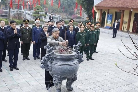 Tổng Bí thư Tô Lâm dâng hương tưởng nhớ các đồng chí lãnh đạo tiền bối