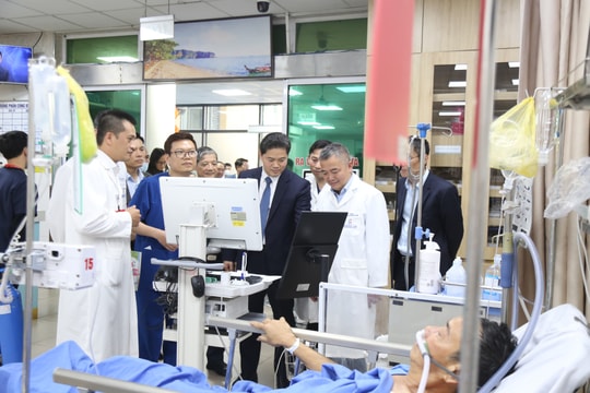 Bộ Y tế đánh giá cao Bệnh viện Đại học Y Hà Nội đã ứng dụng công nghệ robot vào hỗ trợ phẫu thuật