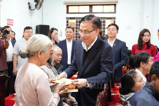 Ủy viên Bộ Chính trị, Bộ trưởng Bộ Ngoại giao Lê Hoài Trung tặng quà Tết tại Huế