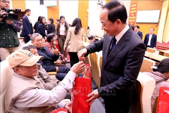 Trưởng Ban Tuyên giáo và Dân vận Trung ương Trịnh Văn Quyết thăm, làm việc và tặng quà Tết tại Tuyên Quang
