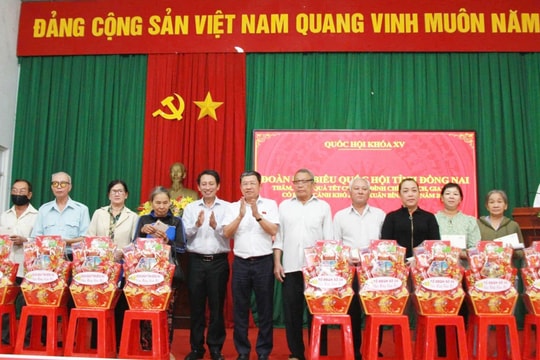 Phó Bí thư Đảng ủy Quốc hội Vũ Hải Hà thăm, tặng quà Tết tại xã Định Quán, La Ngà, tỉnh Đồng Nai