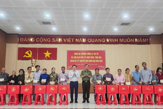 Chủ nhiệm Ủy ban Quốc phòng, An ninh và Đối ngoại, Thượng tướng Lê Tấn Tới thăm, tặng quà tại Tây Ninh