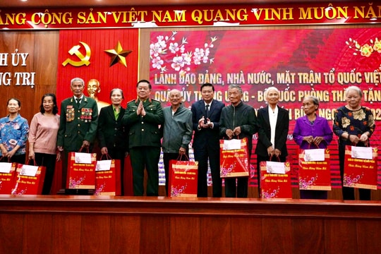 Chủ nhiệm Tổng cục Chính trị Quân đội nhân dân Việt Nam, Đại tướng Nguyễn Trọng Nghĩa thăm, tặng quà Tết tại Quảng Trị