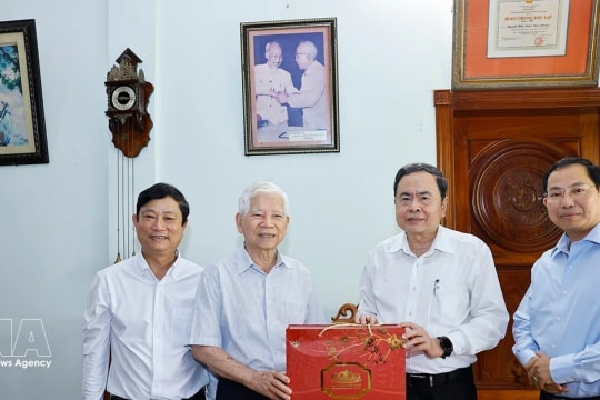 NA Chairman pays pre-Tet visits to former Party, state leaders