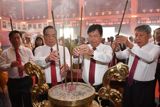 Lãnh đạo tỉnh An Giang viếng Nghĩa trang Liệt sĩ, Đền tưởng niệm Anh hùng, liệt sĩ và người có công