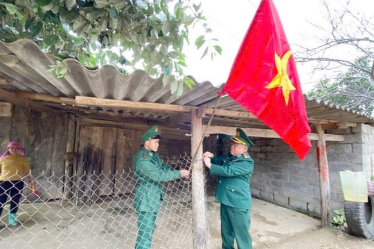 Cao Bằng: Đồn biên phòng Xuân Trường tặng quà và cờ Tổ quốc cho Nhân dân trên địa bàn