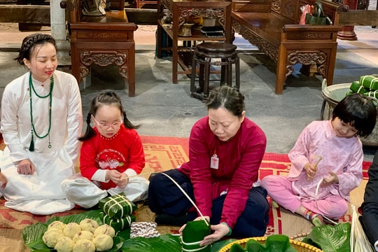 Giới trẻ gói bánh chưng, trải nghiệm nét đẹp Tết tại phố cổ Hà Nội
