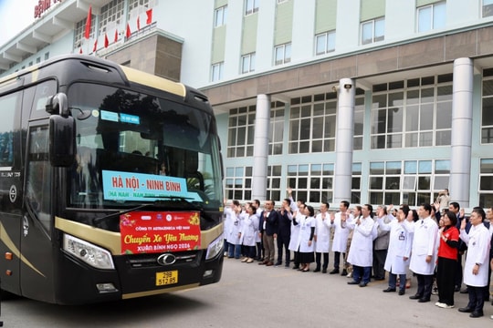 Người bệnh quây quần trong bữa cơm tất niên và hân hoan trên chuyến xe yêu thương