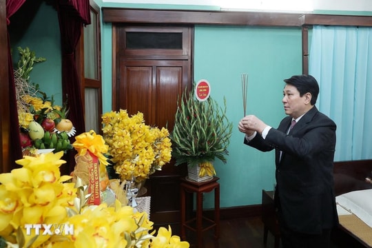 Chủ tịch nước Lương Cường dâng hương tưởng niệm Chủ tịch Hồ Chí Minh tại Nhà 67