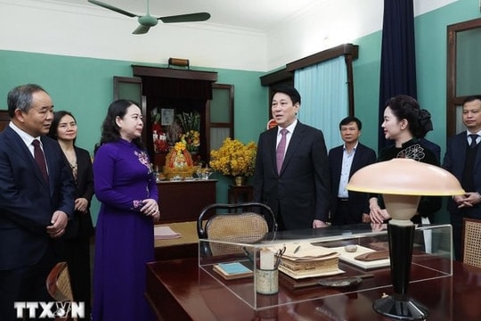 Chủ tịch nước Lương Cường dâng hương tưởng niệm Chủ tịch Hồ Chí Minh