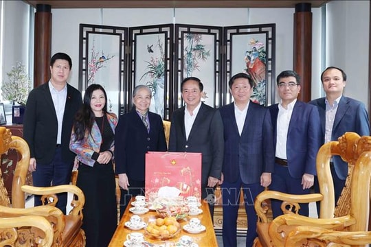 Trưởng Ban Tuyên giáo và Dân vận Trung ương Trịnh Văn Quyết thăm, chúc Tết gia đình các nhân sĩ tiêu biểu