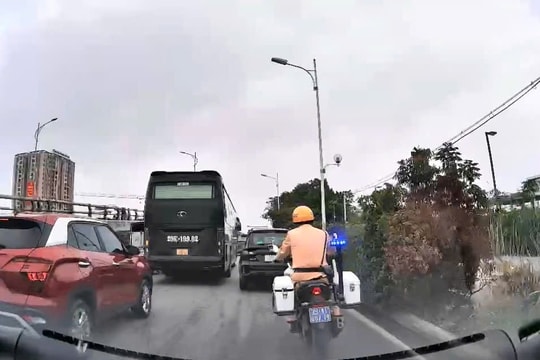 Hà Nội: CSGT mở đường đưa bệnh nhân viêm ruột thừa cấp đi cấp cứu