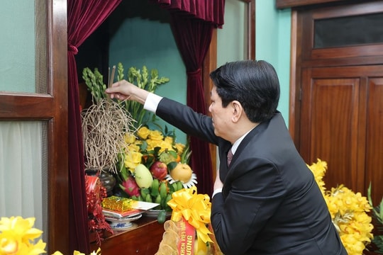 State leader pays tribute to President Ho Chi Minh at House 67