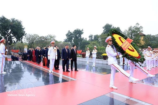 Party, State leaders pay tribute to President Ho Chi Minh ahead of Lunar New Year