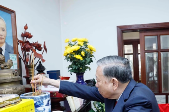 Party chief offers incense in tribute to late PM Pham Van Dong
