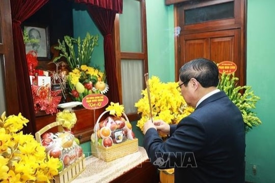 Thủ tướng dâng hương, tưởng nhớ Chủ tịch Hồ Chí Minh