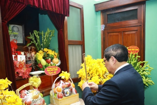 PM pays tribute to President Ho Chi Minh at House 67