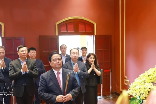 PM offers incense to kings at Thang Long Imperial Citadel