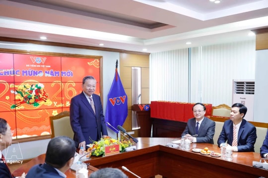 Party leader pays Tet visits to Vietnam Television, Voice of Vietnam