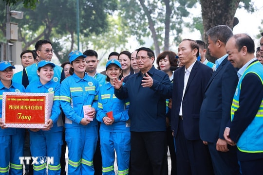 Thủ tướng Phạm Minh Chính thăm, động viên lực lượng bảo đảm vệ sinh môi trường Hà Nội dịp Tết